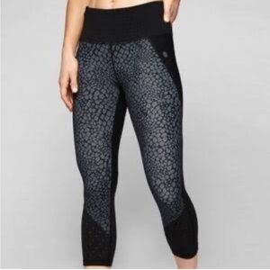 Athleta TruCool Crocodile Stealth Cropped Capri Grey Black Leggings Size Medium